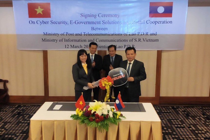 Bưu điện Việt Nam tặng Bưu chính Lào 02 xe ô tô chuyên ngành tải trọng 3,5 tấn