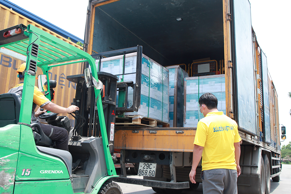 Vietnam Post tiếp nhận vận chuyển 100 máy thở ủng hộ nhân dân Ấn Độ