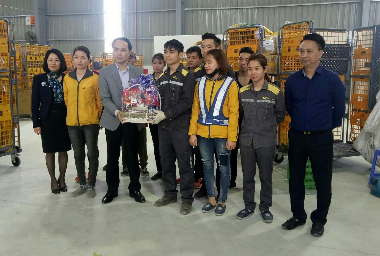 Công ty Vận chuyển và Kho vận Bưu điện chăm lo, động viên CBCNV-NLĐ