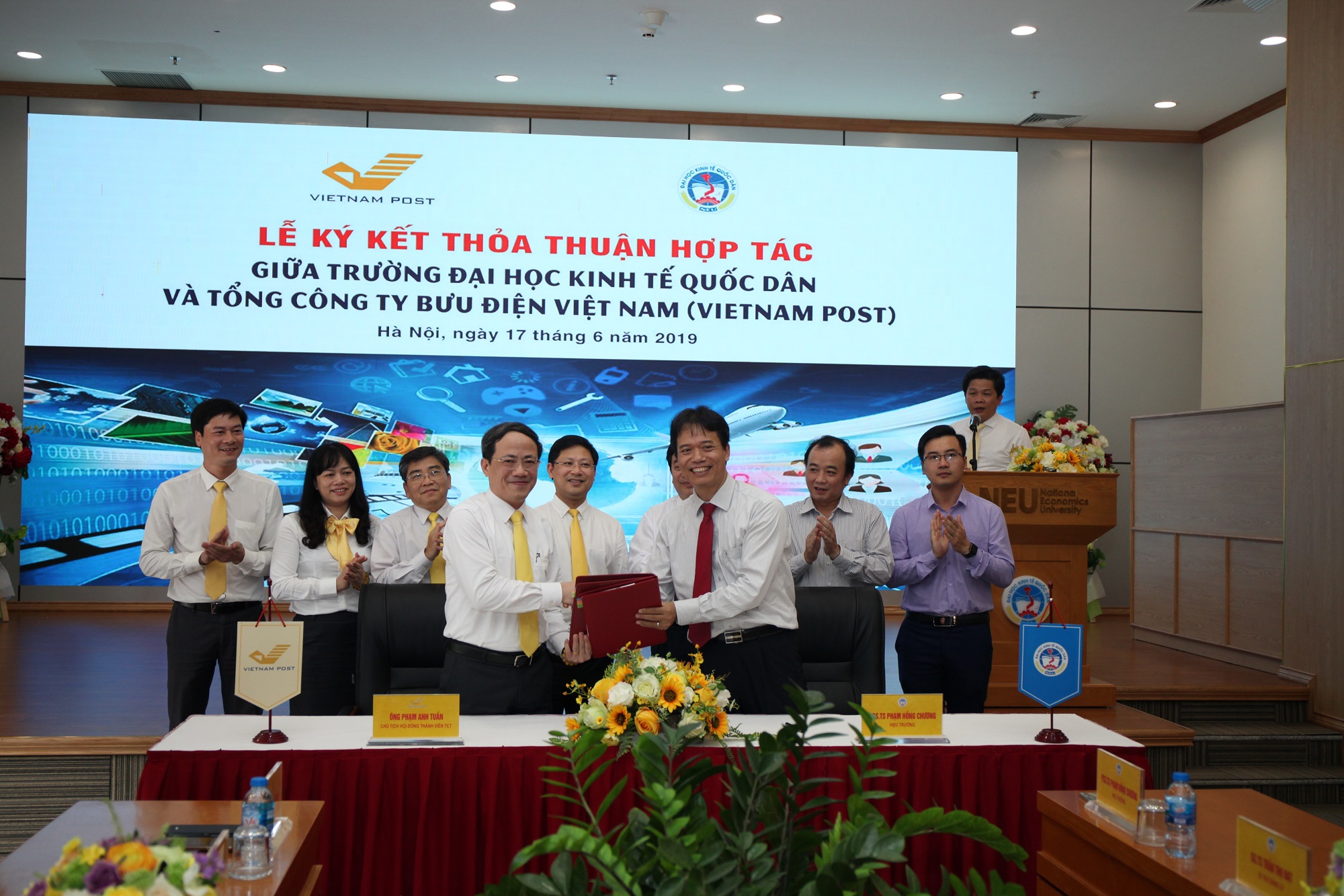 Lễ ký thỏa thuận hợp tác giữa Tổng công ty Bưu điện Việt Nam và trường Đại học Kinh tế Quốc dân 