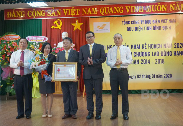Bưu điện tỉnh Binh Định đón nhận Huân chương Lao động hạng Ba