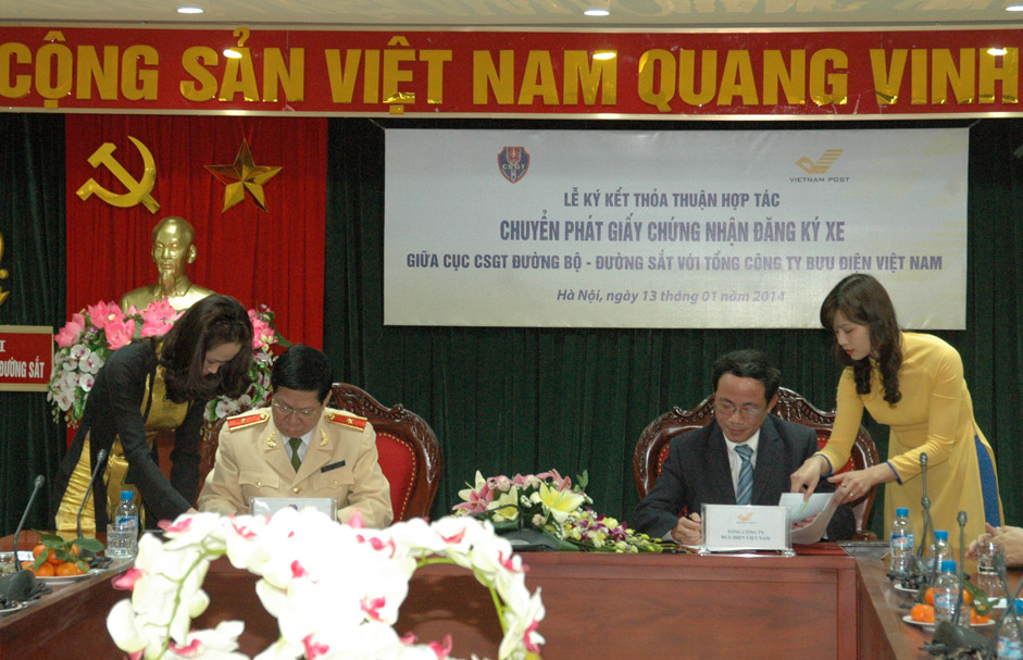 Triển khai dịch vụ Chuyển phát giấy đăng ký xe qua hệ thống Bưu điện