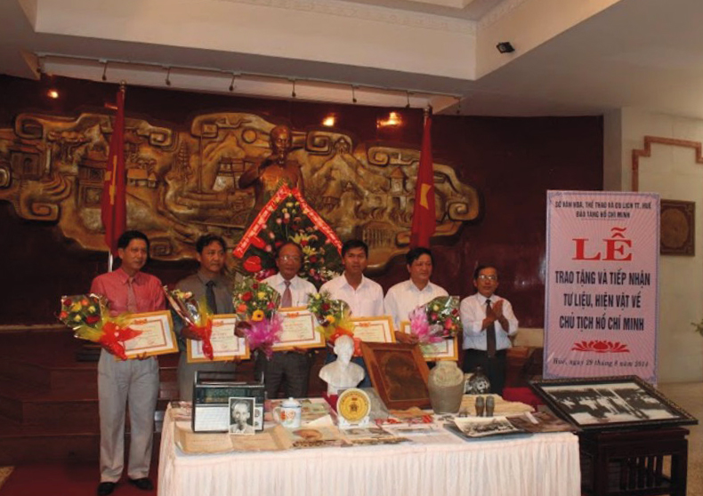 Hội tem tỉnh Thừa Thiên Huế tham gia triển lãm hình ảnh Chủ tịch Hồ Chí Minh trên tiền và tem Bưu chính