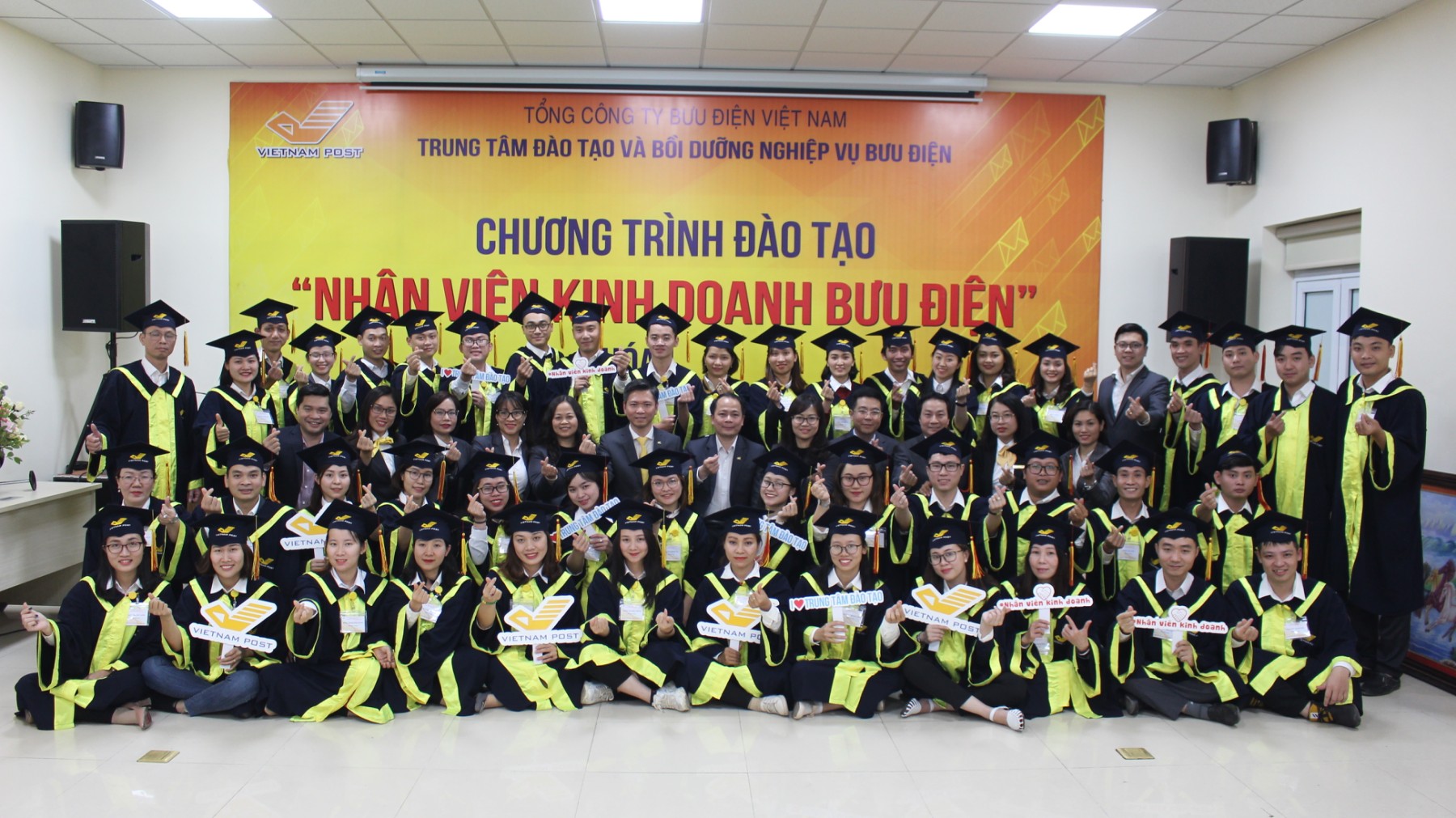 Bế giảng chương trình đào tạo “Nhân viên kinh doanh Bưu điện” hệ 2 tuần