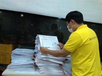 Hà Nội: Xuyên đêm phát hồ sơ THPT tới học sinh