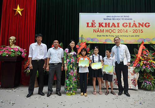 Trao học bổng “Vun đắp ước mơ xanh” nhân dịp khai giảng năm học mới