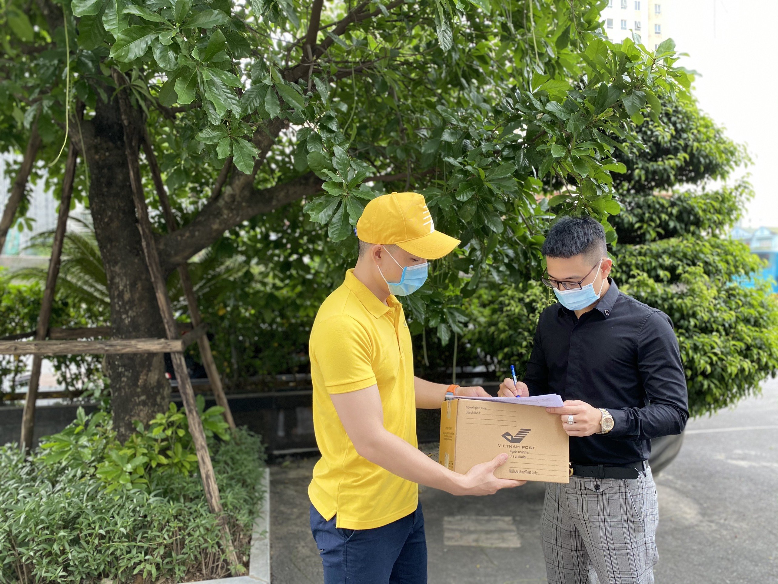 Bưu điện Việt Nam cung cấp đầy đủ sách giáo khoa, đồ dùng học tập cho học sinh tại nhà