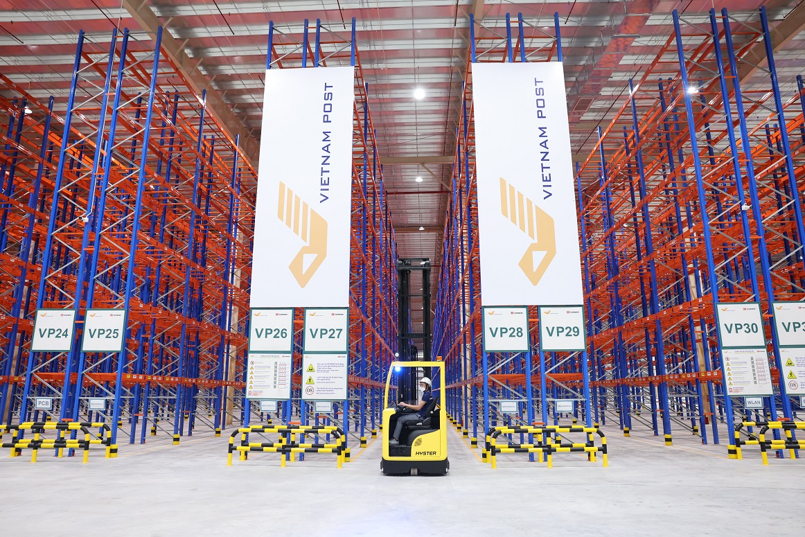 Vietnam Post invests in warehouses, increasing competition.
