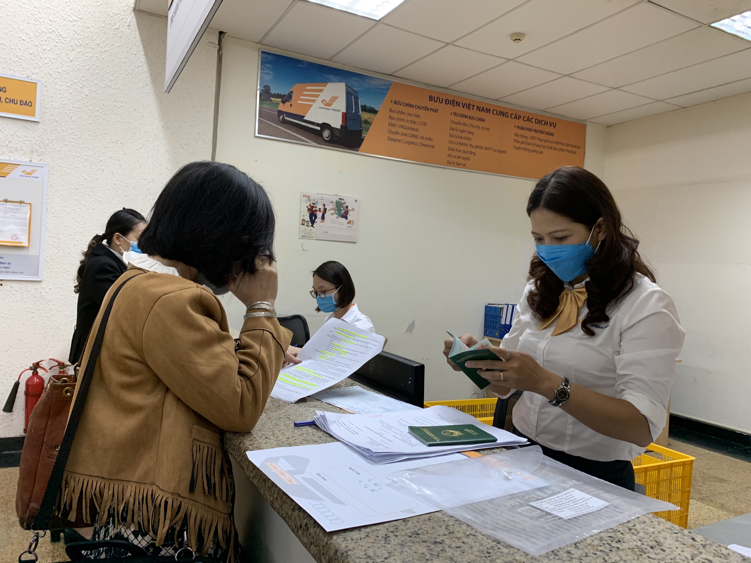 Vietnam Post đảm bảo phục vụ tốt các dịch vụ bưu chính trong dịch Covid-19