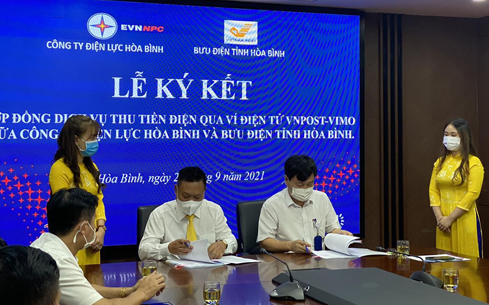 Bưu điện tỉnh Hòa Bình kí hợp tác thu tiền điện qua Ví điện tử