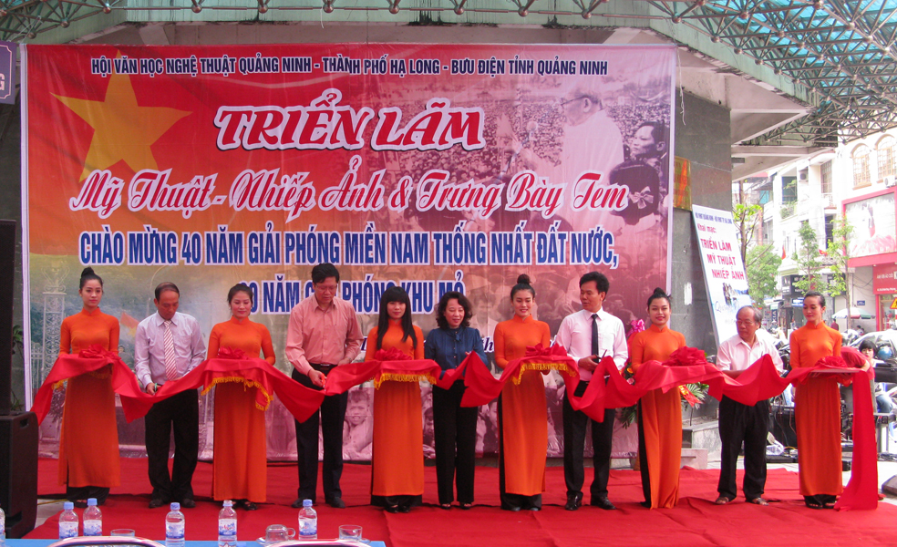 Triển làm trưng bày Tem với chủ đề “Quảng Ninh hội nhập và phát triển”