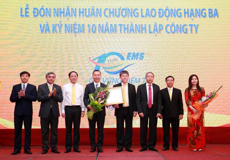 Công ty EMS đón nhận Huân chương lao động hạng Ba