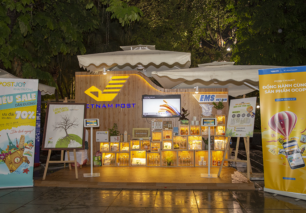 Tặng cây xanh khi trải nghiệm dịch vụ của Bưu điện Việt Nam tại “Tháng Khuyến mại Hà Nội” năm 2019