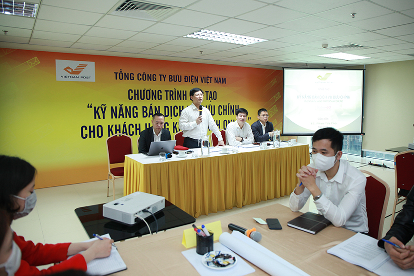 Vietnam Post opens a training course on sales skills for sales staff