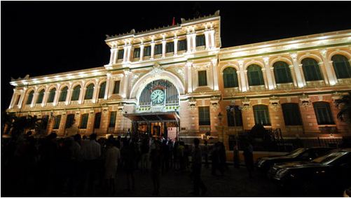 Tòa nhà Bưu điện thành phố Hồ Chí Minh tráng lệ với hệ thống chiếu sáng mỹ thuật