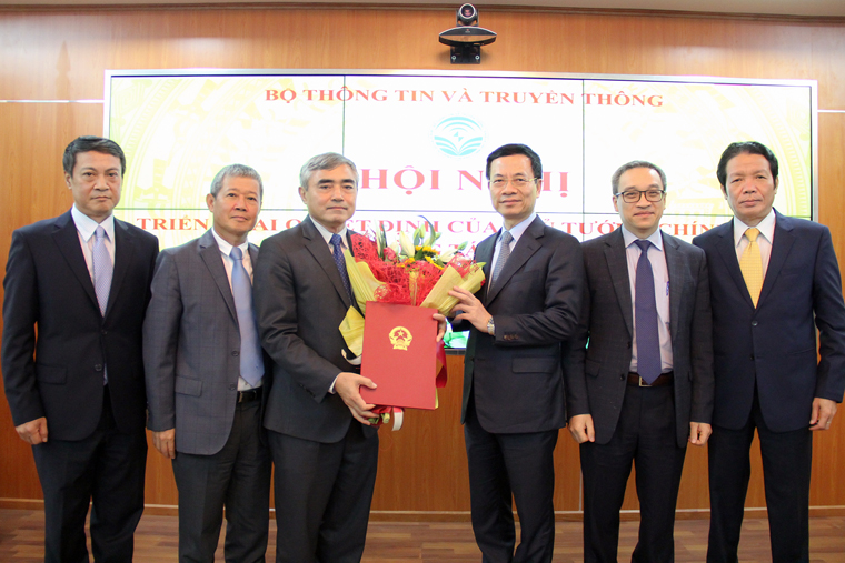 Bộ trưởng Nguyễn Mạnh Hùng trao Quyết định công tác cán bộ cho Thứ trưởng Nguyễn Minh Hồng