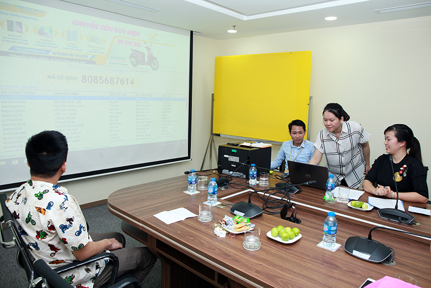 Xác định chủ nhân các giải thưởng cuối cùng trong chương trình “Chuyển tiền Bưu điện – Vi vu SH”