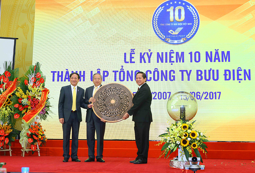 Vietnam Post celebrates 10 years of establishment and receives  the third-class labour medal.