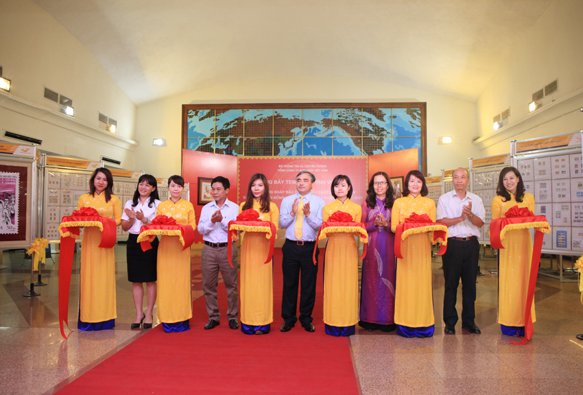 Trưng bày tem chào mừng ngày Bầu cử đại biểu Quốc hội khóa XIV 