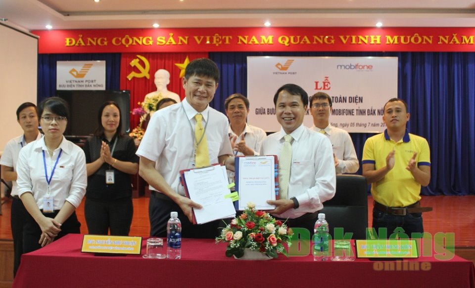 Bưu điện tỉnh ký kết hợp tác toàn diện với MobiFone Đắk Nông
