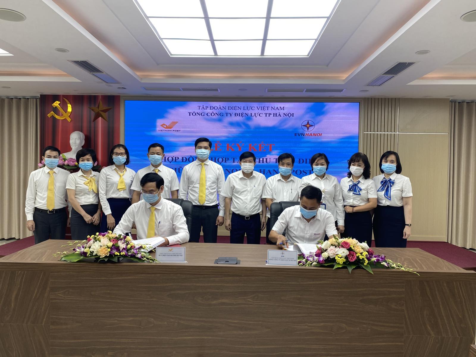 Hà Nội: Nộp tiền điện qua kênh thanh toán của Bưu điện