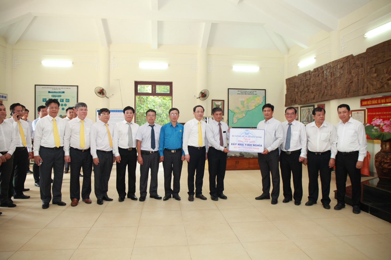 Bộ Thông tin và Truyền thông dâng hương tại Nghĩa trang liệt sỹ ngành Giao bưu - Thông tin 