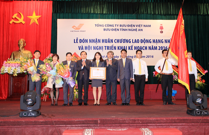 Bưu điện Nghệ An đón nhận Huân chương Lao động hạng Nhì
