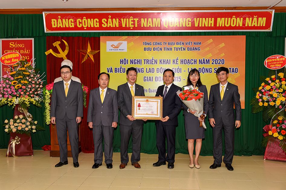 Bưu điện tỉnh Tuyên Quang đón nhận Huân chương lao động hạng Ba
