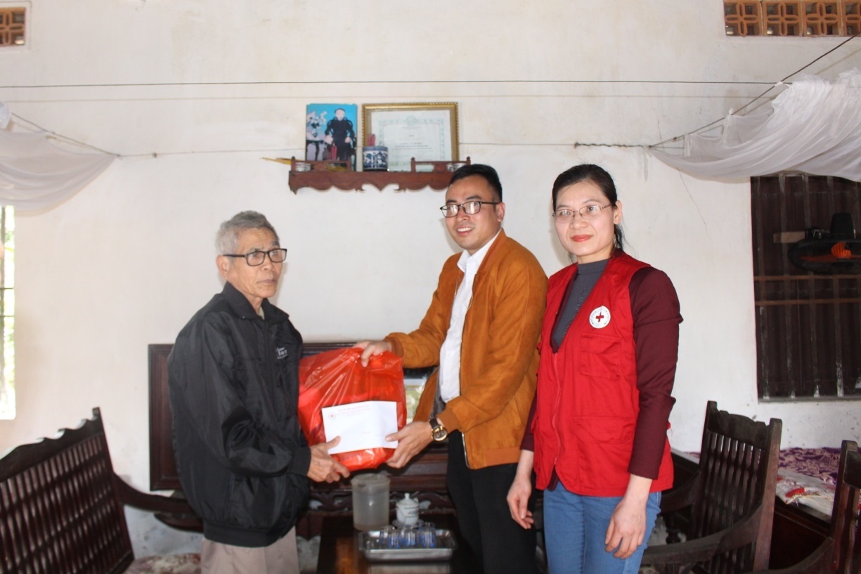Hội chữ thập đỏ phối hợp với Bưu điện huyện tặng quà tết cho người nghèo