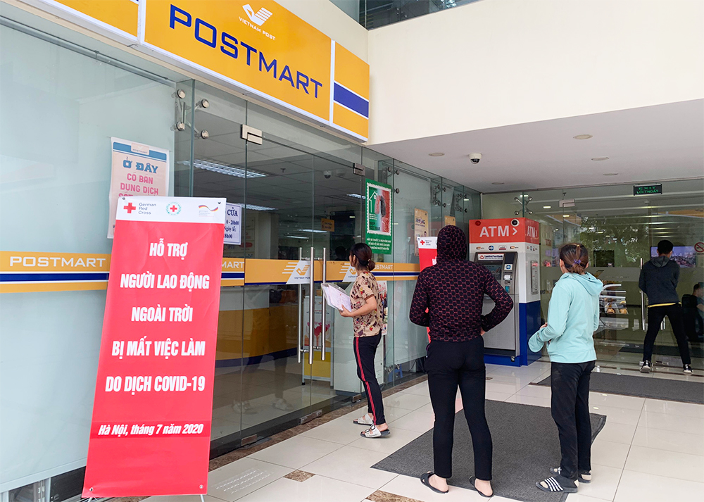 Hanoi Post pays subsidies to outdoor workers losing jobs due to COVID-19