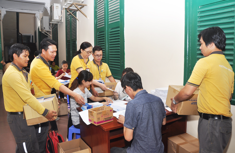 Bưu điện TP. Hồ Chí Minh chuyển phát nhanh tài liệu tuyên truyền Đại hội Đảng lần thứ XII