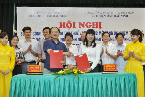 Ký kết hợp đồng ủy nhiệm thu thuế qua hệ thống bưu điện