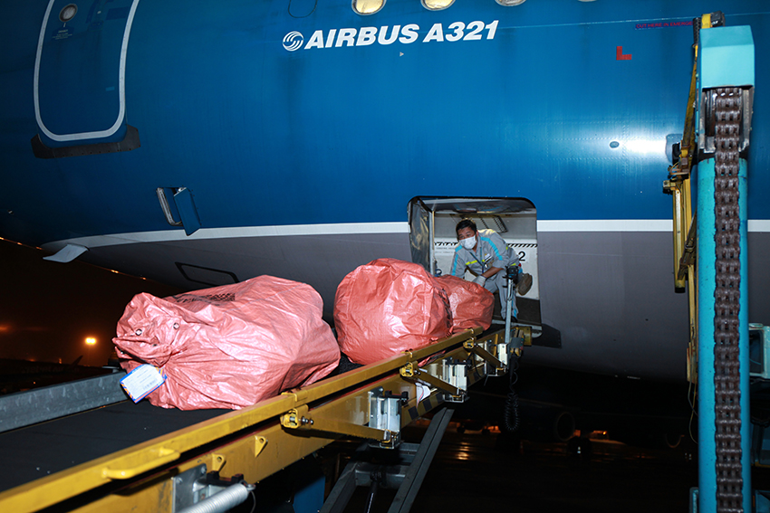 Vietnam Post charters a flight for cargo of Vietnam Airlines in COVID-19 pandemic