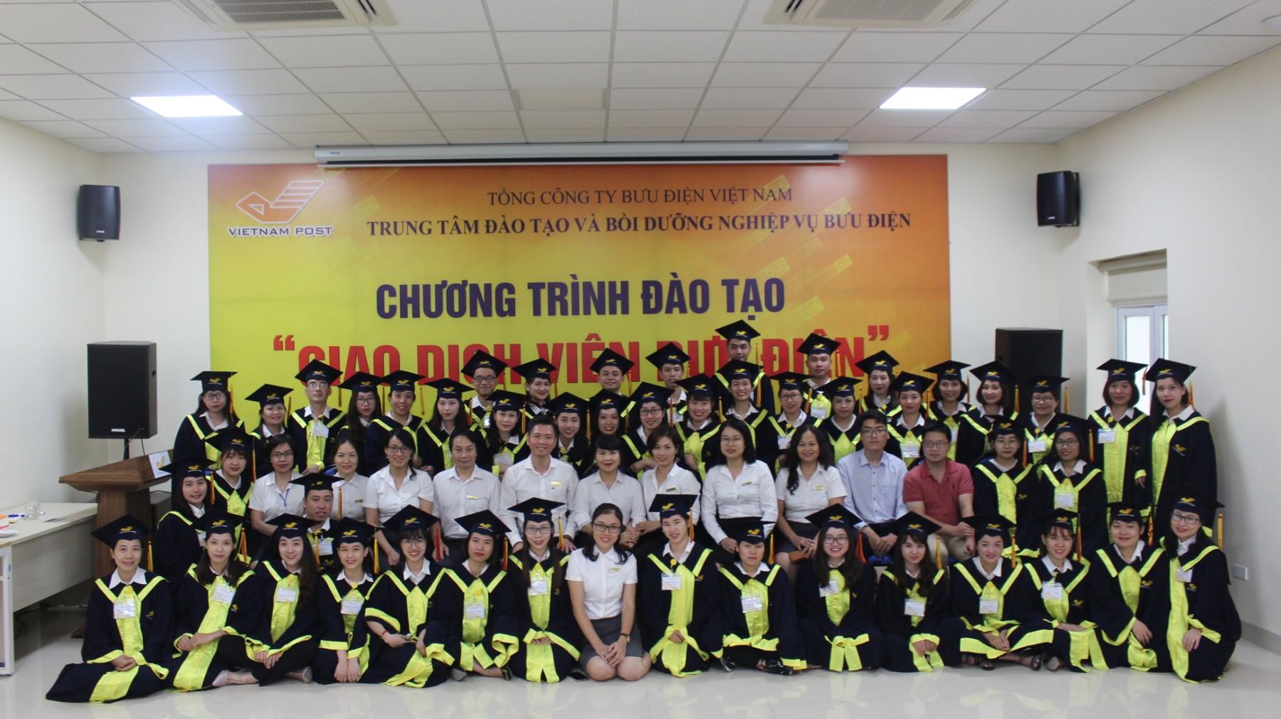 Bế giảng khóa đào tạo "Giao dịch viên Bưu điện" hệ 1 tháng khóa 4