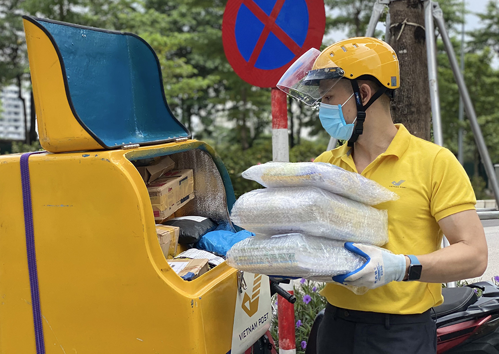 Ưu tiên đưa sách giáo khoa đến tay học sinh trước thềm năm học mới