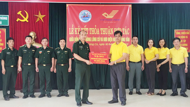 Trao tặng 2 máy tính và 50 triệu đồng hỗ trợ đồn Biên phòng Lũng Cú nuôi dạy trẻ mồ côi 