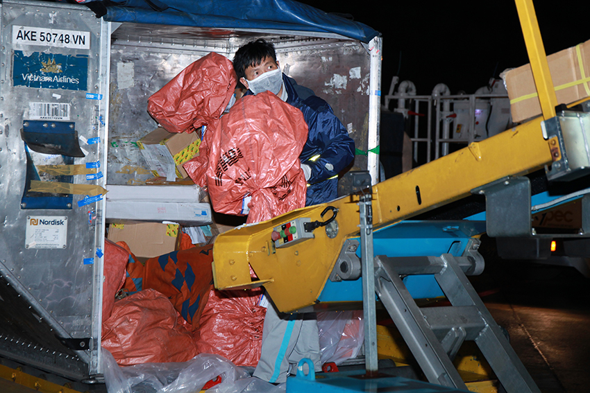 Vietnam Post tiếp tục thuê nguyên chuyến bay chuyển hàng mùa dịch 