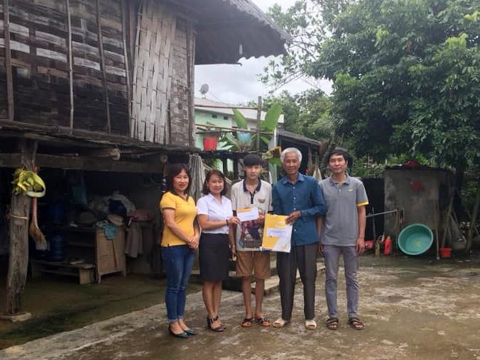 Điện Biên: Thăm và tặng quà cho học sinh khó khăn nhân dịp năm học mới