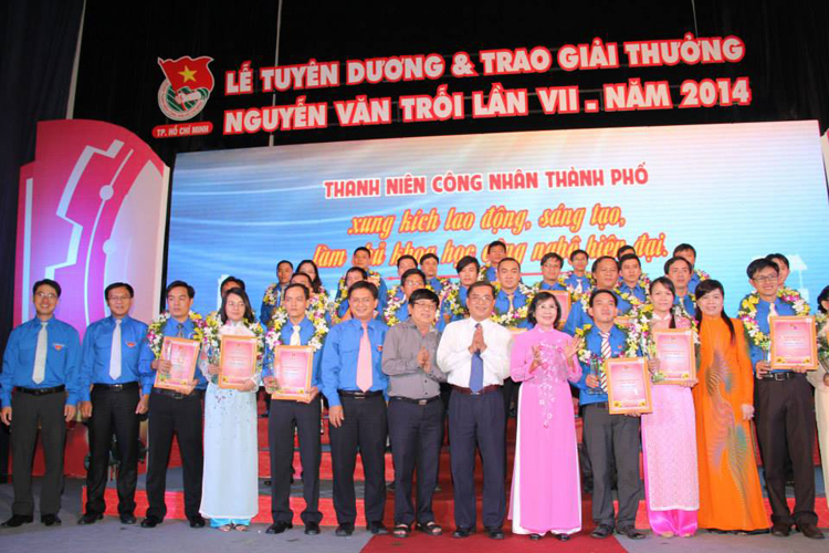 Lê Trần Thanh Tâm - Chi đoàn Văn phòng Bưu điện TP. Hồ Chí Minh nhận Giải thưởng Nguyễn Văn Trỗi năm 2014