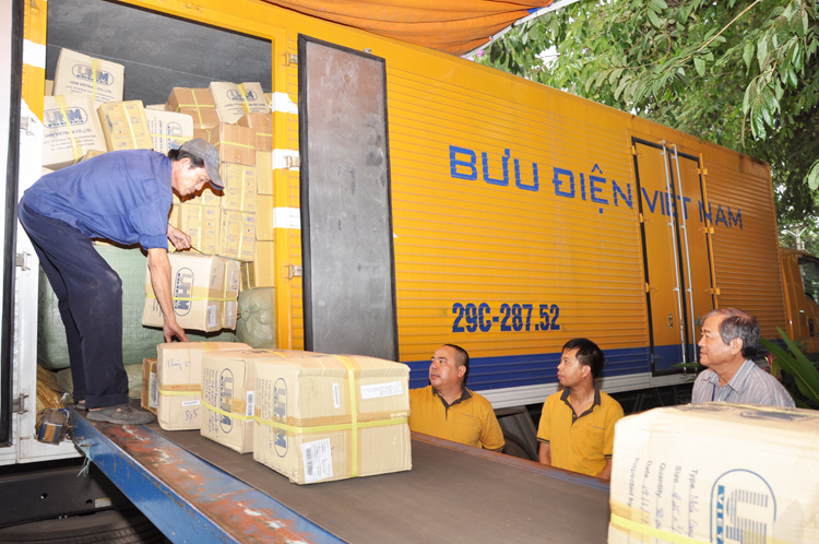 Hành trình bưu gửi Hà Nội – TP Hồ Chí Minh: Những chuyến xe gửi cả niềm tin