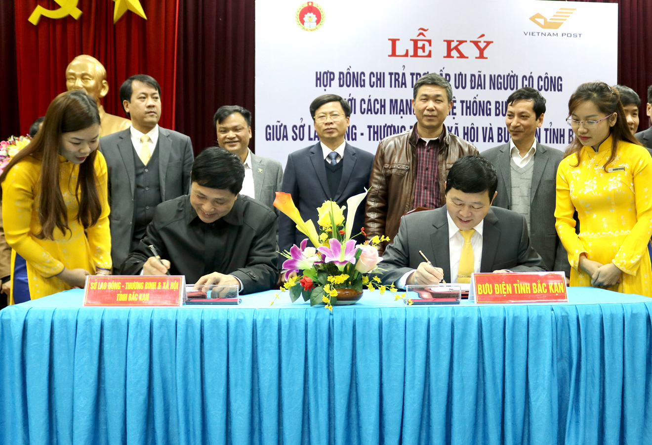 Bưu điện tỉnh Bắc Kạn chi trả trợ cấp ưu đãi người có công 