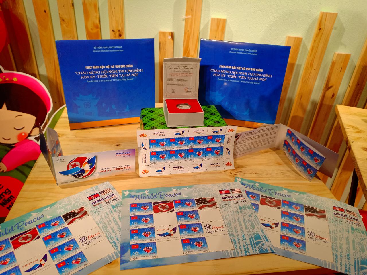 Ra mắt Đồng xu kỷ niệm và sản phẩm Tem bưu chính đặc biệt Chào mừng Hội nghị Thượng đỉnh Hoa Kỳ - Triều Tiên tại Hà Nội. 