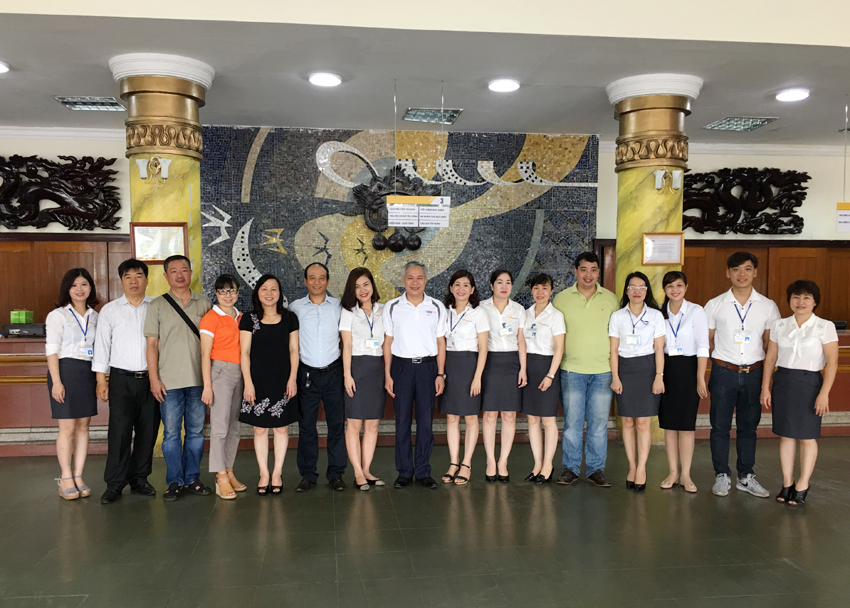 Bưu điện tỉnh Quảng Ninh triển khai chương trình đổi mới bưu cục và phong cách giao dịch viên