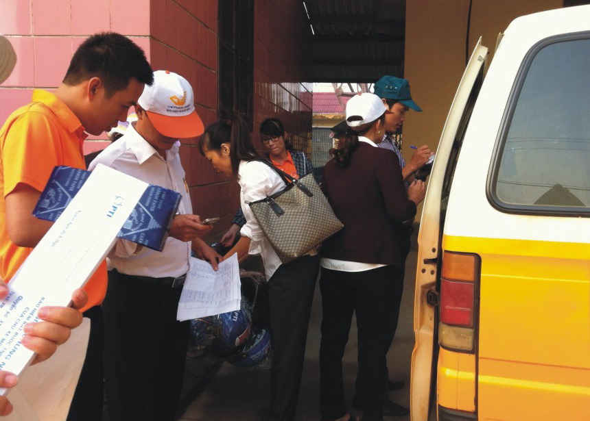 Bưu điện tỉnh Quảng Bình ra quân hỗ trợ các Bưu điện huyện bán hàng