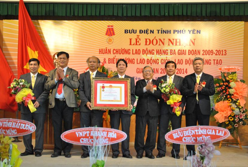 Bưu điện tỉnh Phú Yên đón nhận Huân chương Lao động hạng Ba