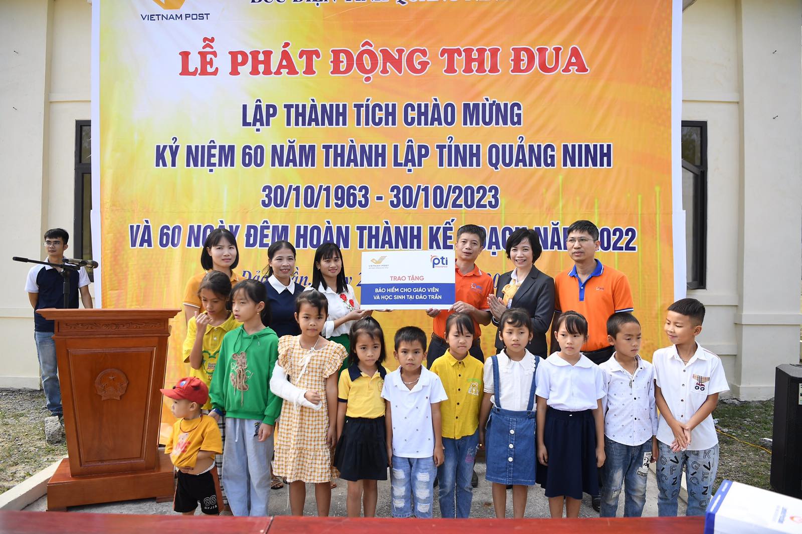 Tặng Quà Cho Cô Giáo Và Học Sinh Điểm Trường