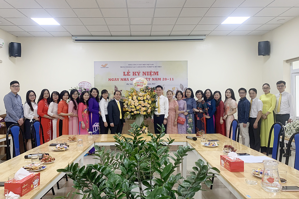 Lãnh đạo Bưu điện Việt Nam thăm, chúc mừng ngày nhà giáo Việt Nam 20/11