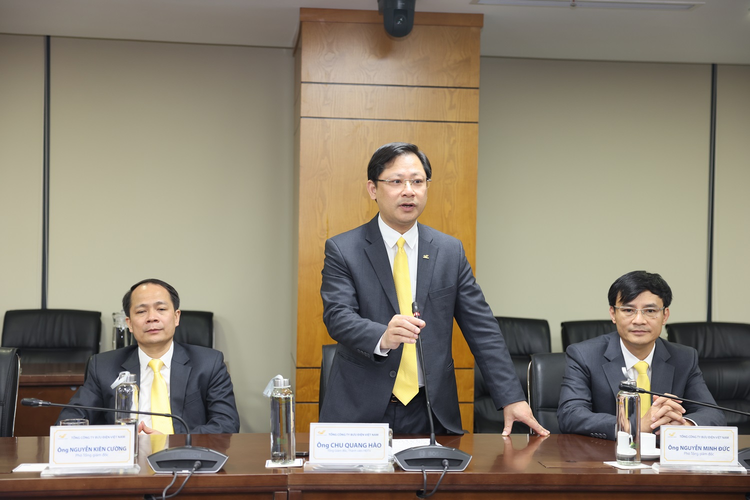 Ong Chu Quang Hao Tgd Vietnam Post Phat Bieu