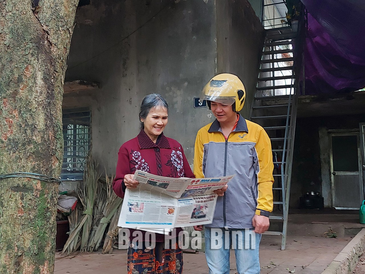 Đưa Báo Hòa Bình đến đảng viên 50 năm tuổi Đảng trở lên