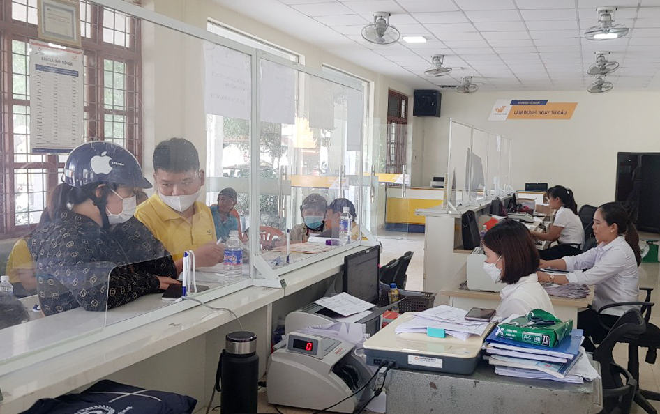 Bưu điện huyện Tuyên Hóa: khách hàng vẫn đến gửi tiết kiệm bình thường